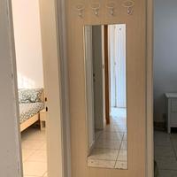 specchio grande con appendiabiti