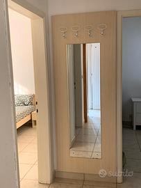 specchio grande con appendiabiti