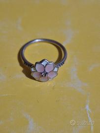 Stupendo anello a fiore Pandora