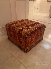 Pouf elegante damascato bordeaux e oro