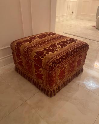 Pouf elegante damascato bordeaux e oro
