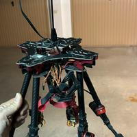Drone con telaio richiudibile DJI