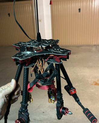 Drone con telaio richiudibile DJI