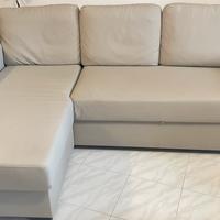 Divano con chaise longue e cassettone