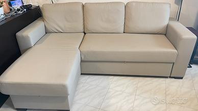 Divano con chaise longue e cassettone