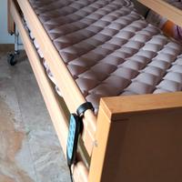 Letto da degenza elettrico a tre snodi elevabile