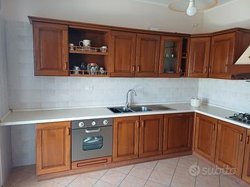 cucina angolare in legno + tavolo e sedie