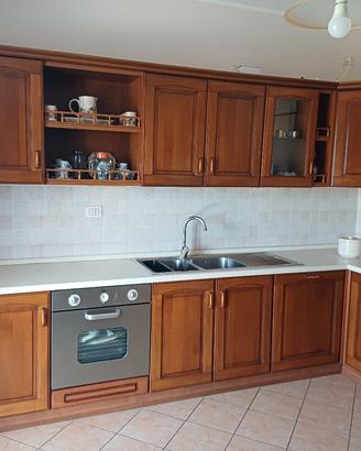 cucina angolare in legno + tavolo e sedie