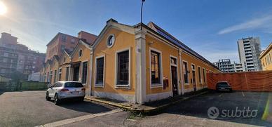 Immobile di 911 m² con 1 locale a Milano