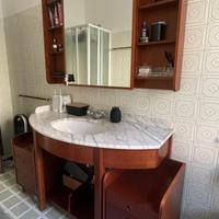 Mobile bagno di legno con marmo