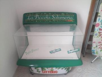 vetrina per salumi e formaggi