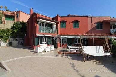 VILLA A SCHIERA D'ANGOLO A AGROPOLI