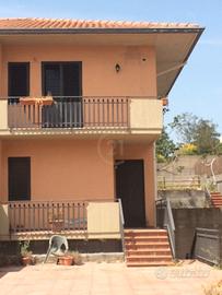 VILLA ANGOLARE 3 LIVELLI NON ARREDATA CON TERRENO