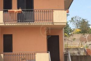 VILLA ANGOLARE 3 LIVELLI NON ARREDATA CON TERRENO