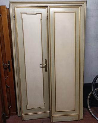 porta a due battenti in legno con finitura laccata