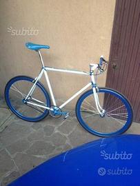 Bicicletta a scatto fisso fixed