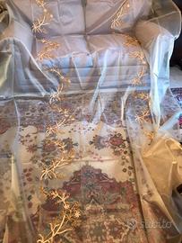 Tenda in organza di seta oro scuro ricamata
