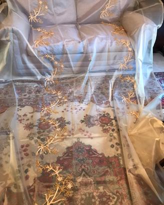 Tenda in organza di seta oro scuro ricamata