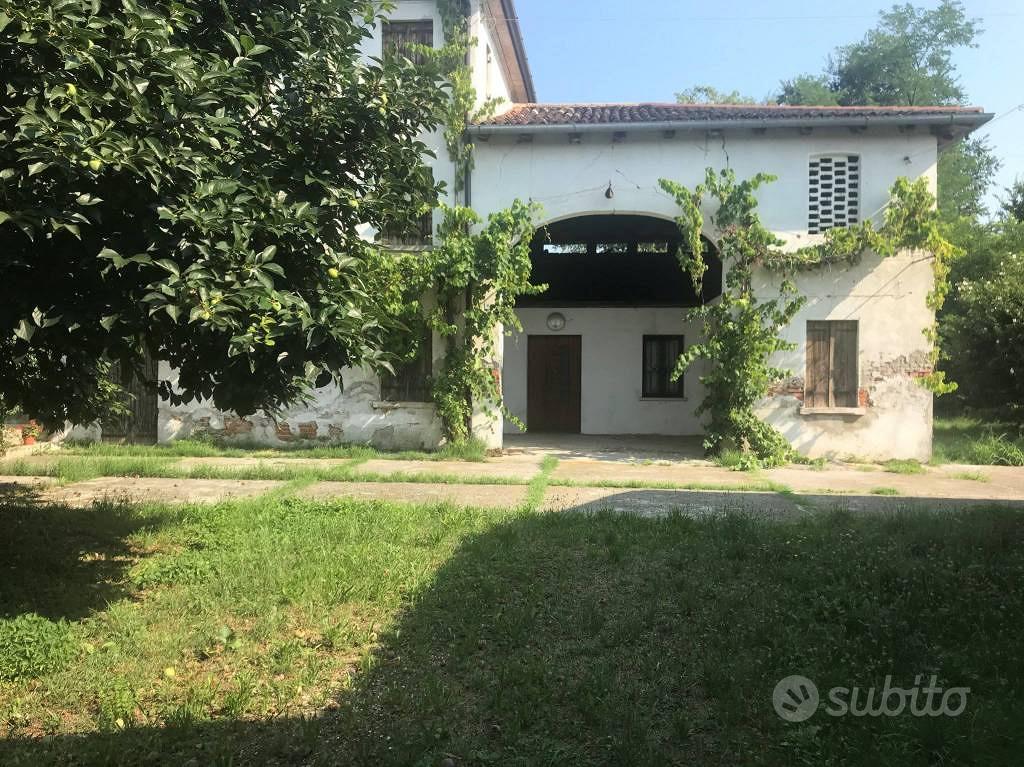 Rustico / Casale di 250 m² con più di 5 locali a R - Vista 2