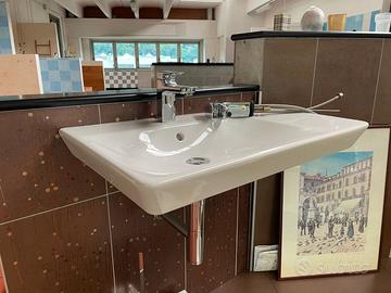 Lavabo con miscelatore e miscelatore bidet