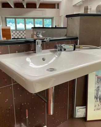 Lavabo con miscelatore e miscelatore bidet