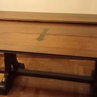 Tavolo in legno allargabile con quattro sedie 