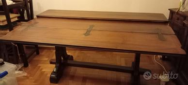 Tavolo in legno allargabile con quattro sedie 