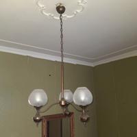 Lampadario in ottone brunito e 3 bocce di vetro