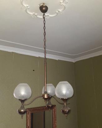Lampadario in ottone brunito e 3 bocce di vetro