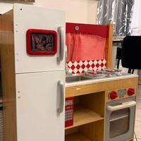 Cucina giocattolo multifunzionale in legno