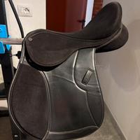 Sella sintetica marca Norton colore nero 15 3/4