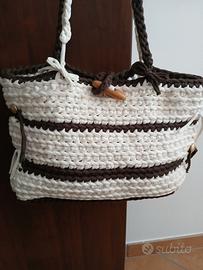 borsa fatta amano uncinetto con fettuccia
