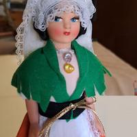 Bambola vintage con costume tradizionale anni '60