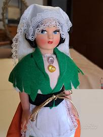 Bambola vintage con costume tradizionale anni '60