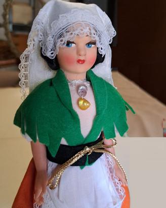 Bambola vintage con costume tradizionale anni '60