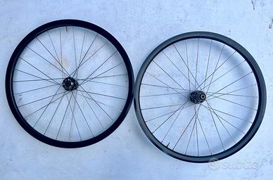 Ruote assemblate a mano Novatec/Sapim.