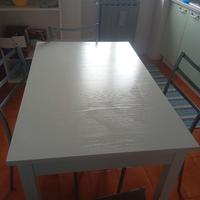 Tavolo non estendibile e 4 sedie