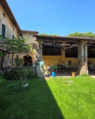 Rustico / Casale di 1331 m² con più di 5 locali e 