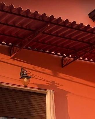 Pensilina di copertura con struttura in ferro