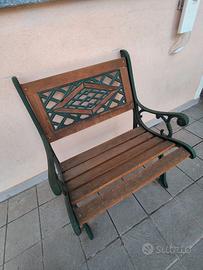 Bellissime panchine da giardino o terrazzo