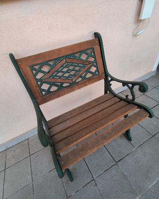 Bellissime panchine da giardino o terrazzo