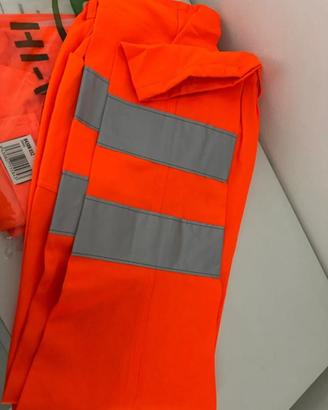 Due Pantaloni arancio fluo