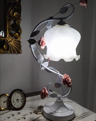 Lampada da tavolo con rose