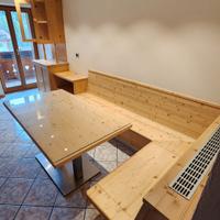 Tavolo e panca in legno massello chiaro