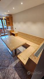 Tavolo e panca in legno massello chiaro