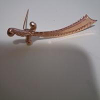 spilla in oro 750  a forma di spada