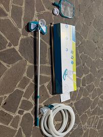Attrezzo pulizia piscina