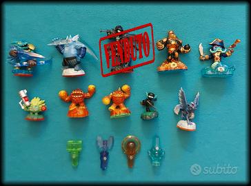 SKYLANDERS 9 PERSONAGGI ASSORTITI + 4 OGGETTI