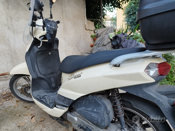 Scooter Peugeot tweet 150