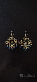 Orecchini a chiacchierino oro con perline blu